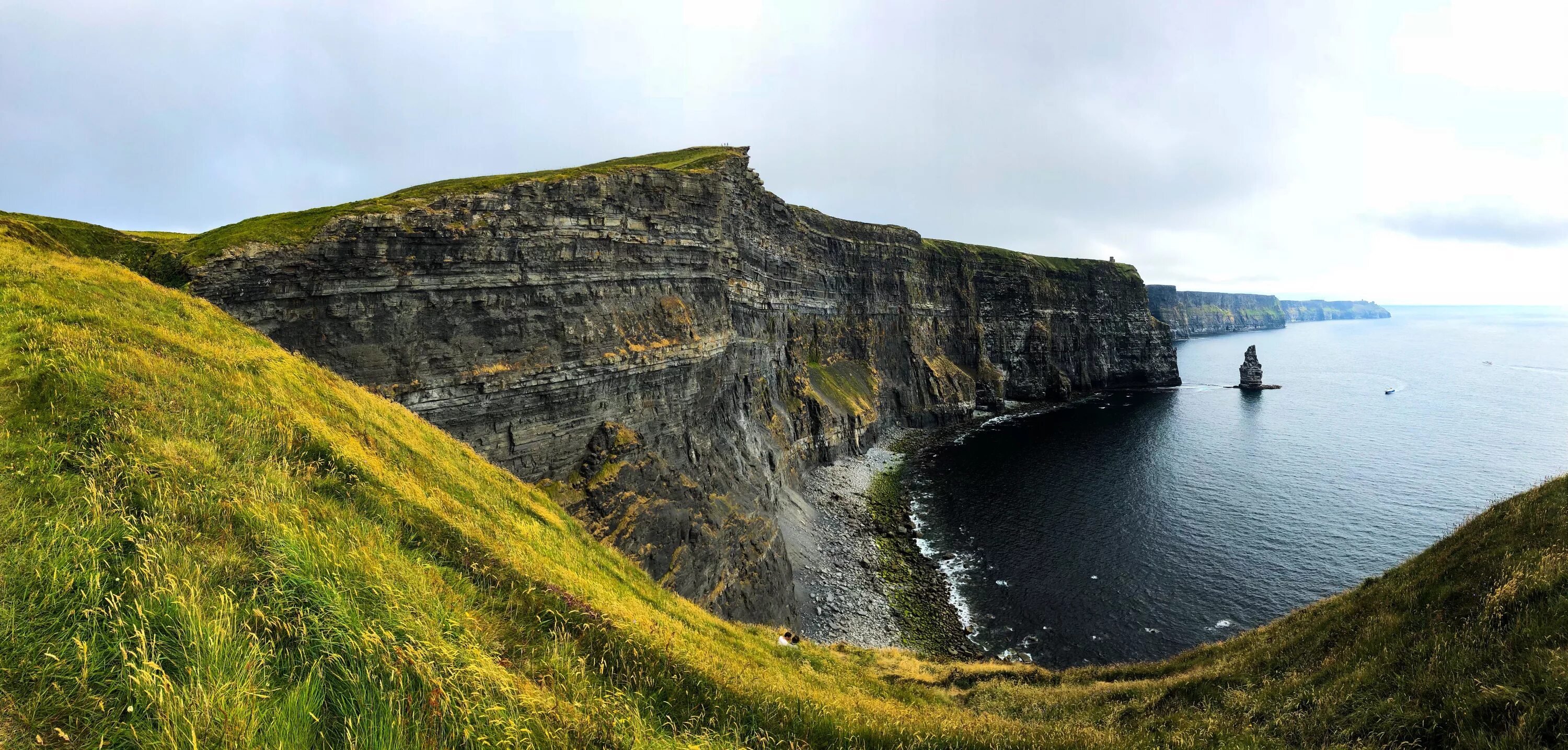 Cliffs of Moher Ирландия. Утёсы мохер Ирландия. Утёсы мохер Ирландия шторм. Ирландия клифы мохер. Located on the coast of the