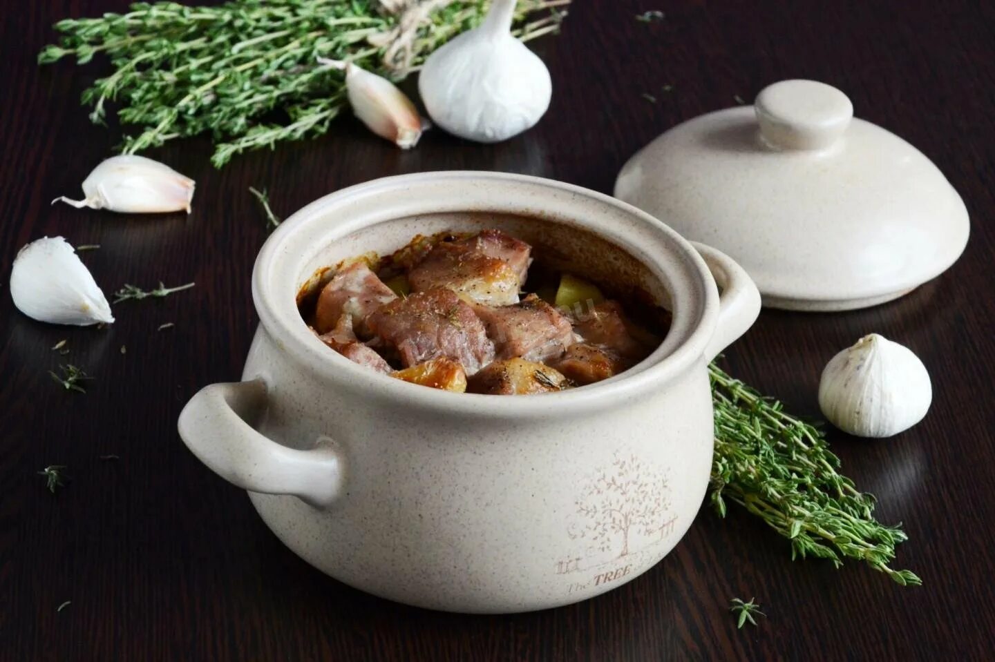 Жаркое из говядины с картошкой в горшочках. Жаркое из говядины в горшочках. Говядина с овощами в горшочках. Жаркое из телятины в горшочках. Жаркое из говядины в горшочках в духовке.