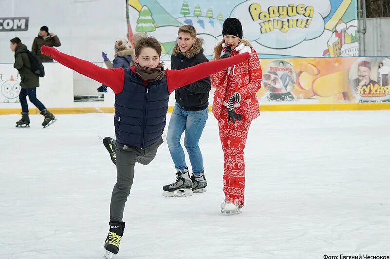 катание на коньках парк горького. первые посетители на катке. каток на игоре. стадион в железке зимой каток. первые посетители на катке.