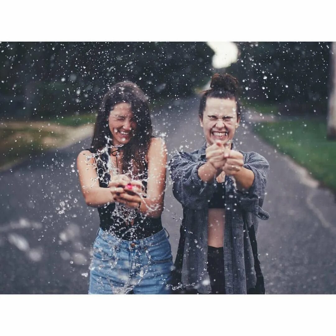 Танцы под дождем. Приятель дождь. Влюбленные под дождем. Приятель дождь. Подруги под дождем.