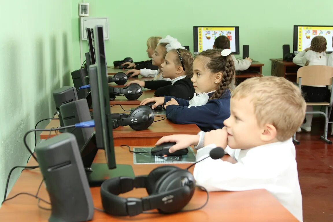 Компьютерная техника в школах. Урок информатики в школе. Дети за компьютером в школе. Компьютер в школе. Компьютерный класс в начальной школе.