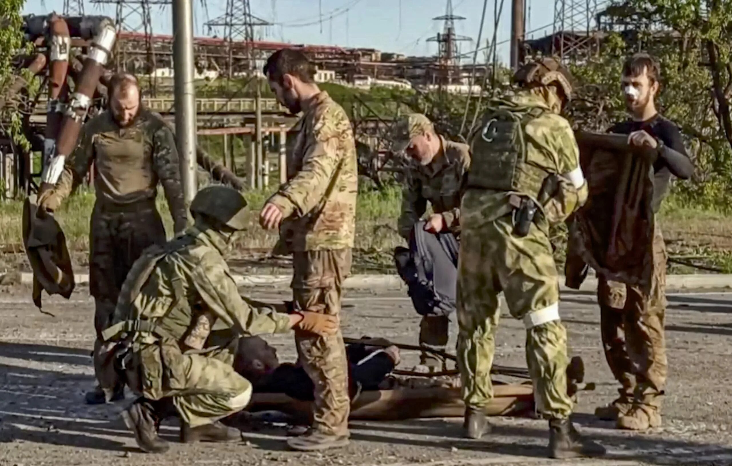 Бой в плену. Пленные азовцы в Мариуполе. Сдавшиеся в плен украинские военные в Мариуполе.