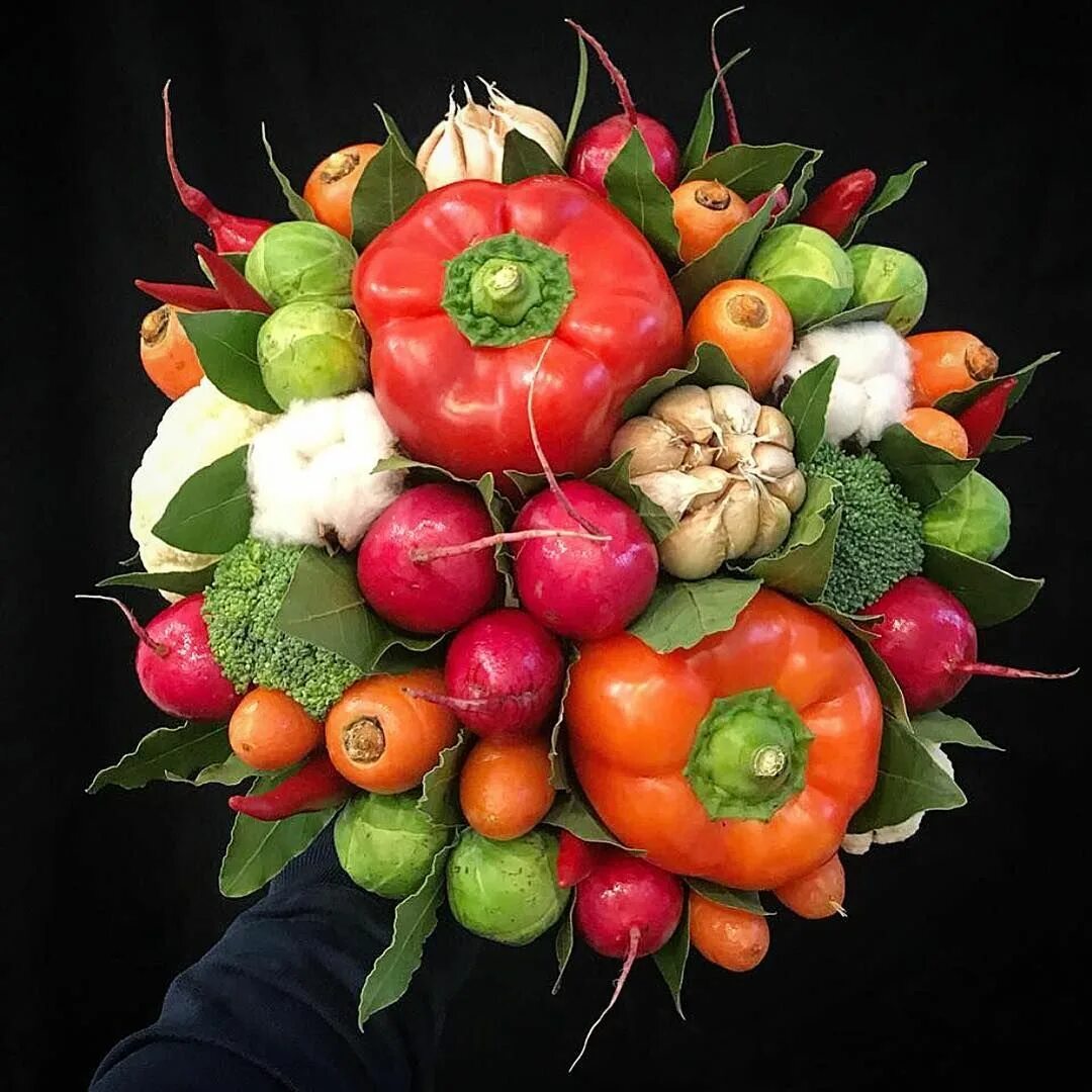 букет из овощей. клубнеплоды, корнеплоды, капуста. овощной букет. овощной букет. букет из зелени и овощей.