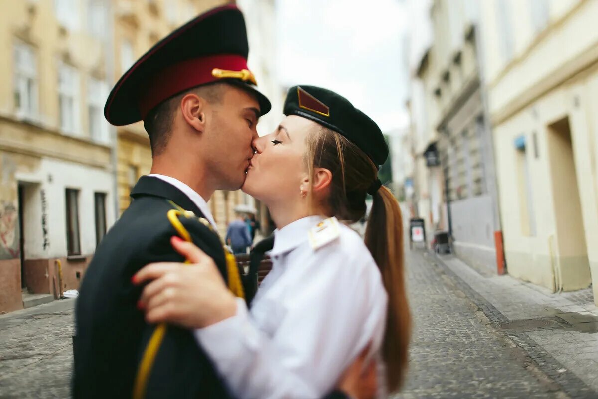 Поступи ми. Девушки курсанты. Девушка офицер. Поцелуй с военным. Поцелуй военного и девушки.