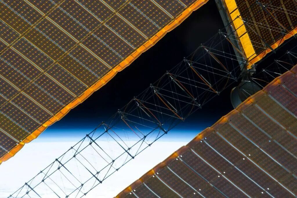 Солнечные панели в спортивных сооружениях. Солнечные батареи nasa solar array flight experiment (safe). Solar panels iss. Orion solar array angle. Solar arrays.