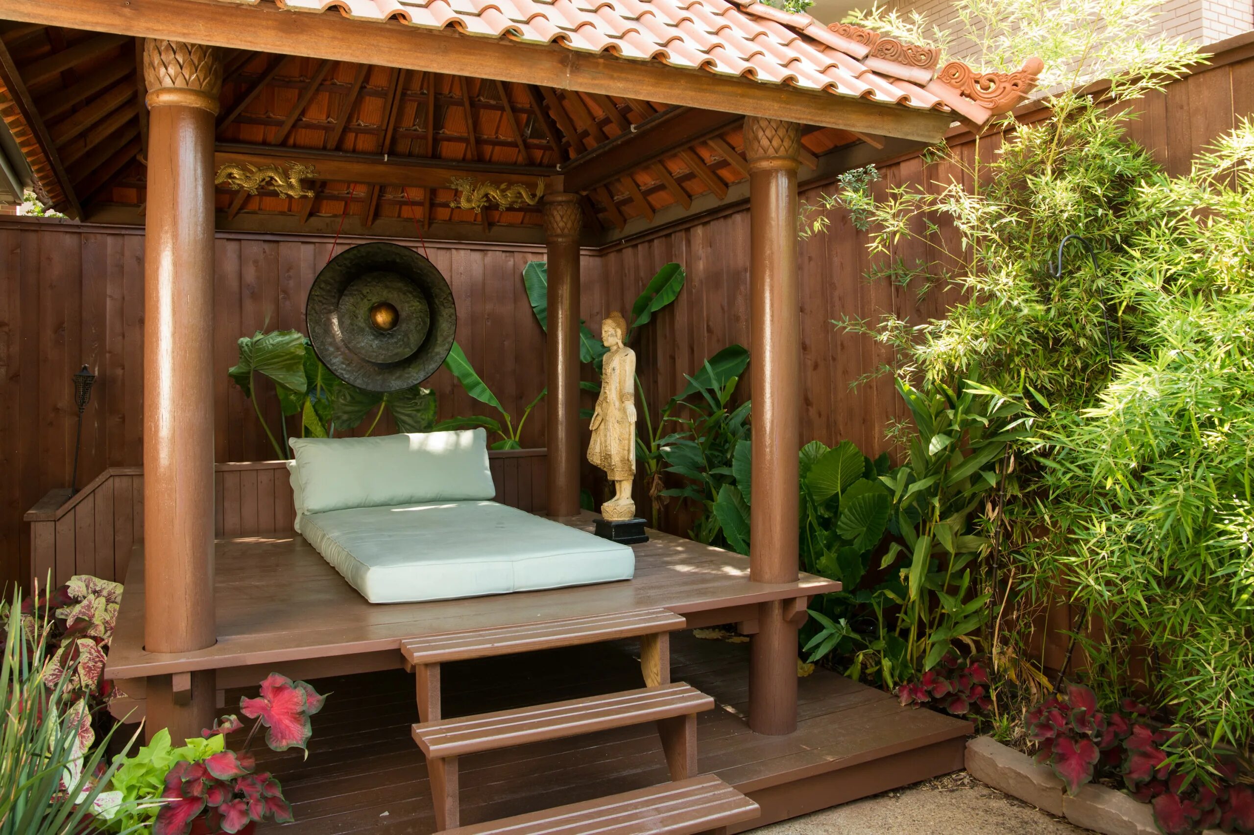 Место для медитации в саду. Беседка в японском стиле. Беседка для дачи в японском стиле. Японский уголок на даче.