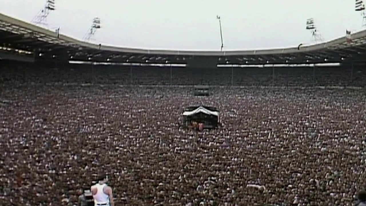 Фредди меркьюри live aid 1985. Фредди на стадионе. Фредди меркури концерт на уэмбли. Концерт live aid 1985 queen. Квин уэмбли 1985.