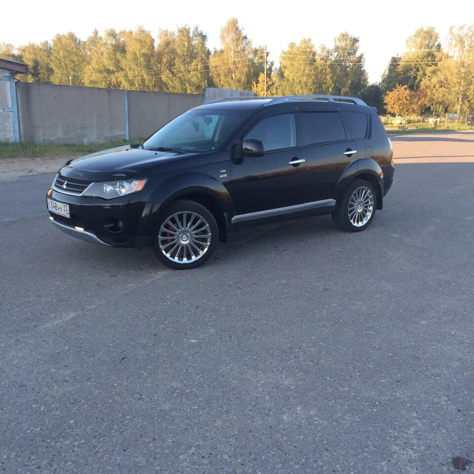 Колесо mitsubishi outlander. Диски r19 Outlander XL. Mitsubishi Outlander XL на 19 колесах. Mitsubishi Outlander XL на 18 дисках. Колеса Mitsubishi Outlander r18.