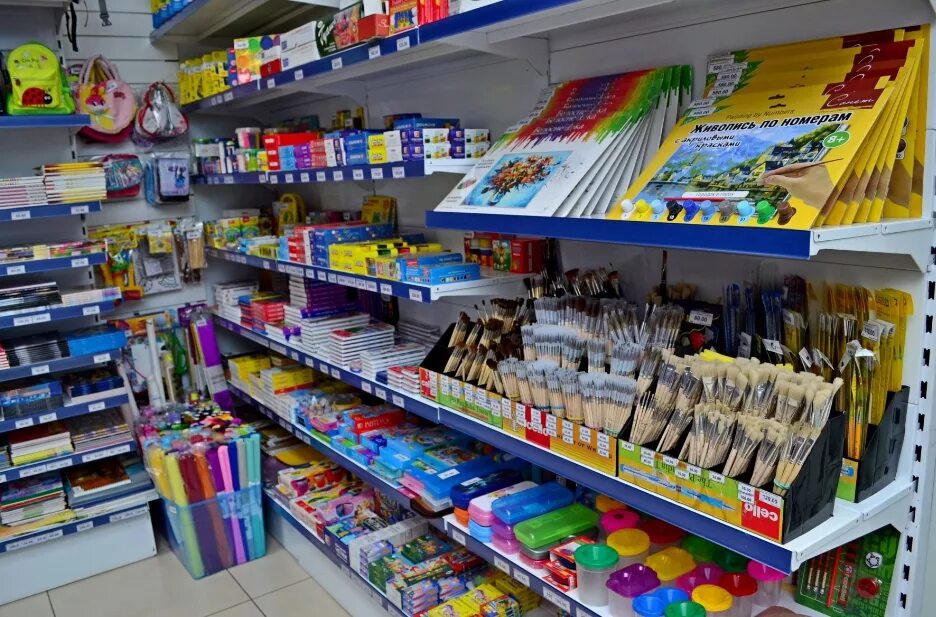 В книжном магазине продаются канцтовары 6 карандашей. Выкладка канцтоваров. канцтовары выкладка товара. канцелярский магазин. выкладка канцелярии в магазине.