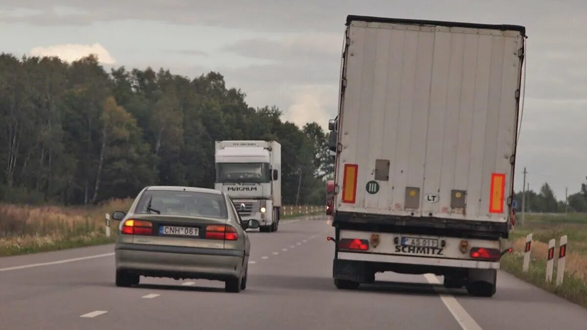 Машина обгоняет. Обгон на трассе. Feet in car. Обгон фото. Слушать обгоняем.