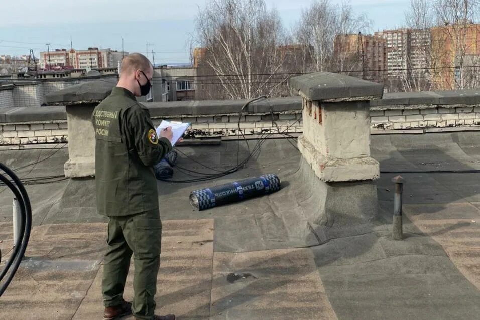 Повлекших нарушение. Нарушение техники безопасности повлекшее смерть. падающий дом. фото с крыши пятиэтажки. рулоны толи на крыше дома.