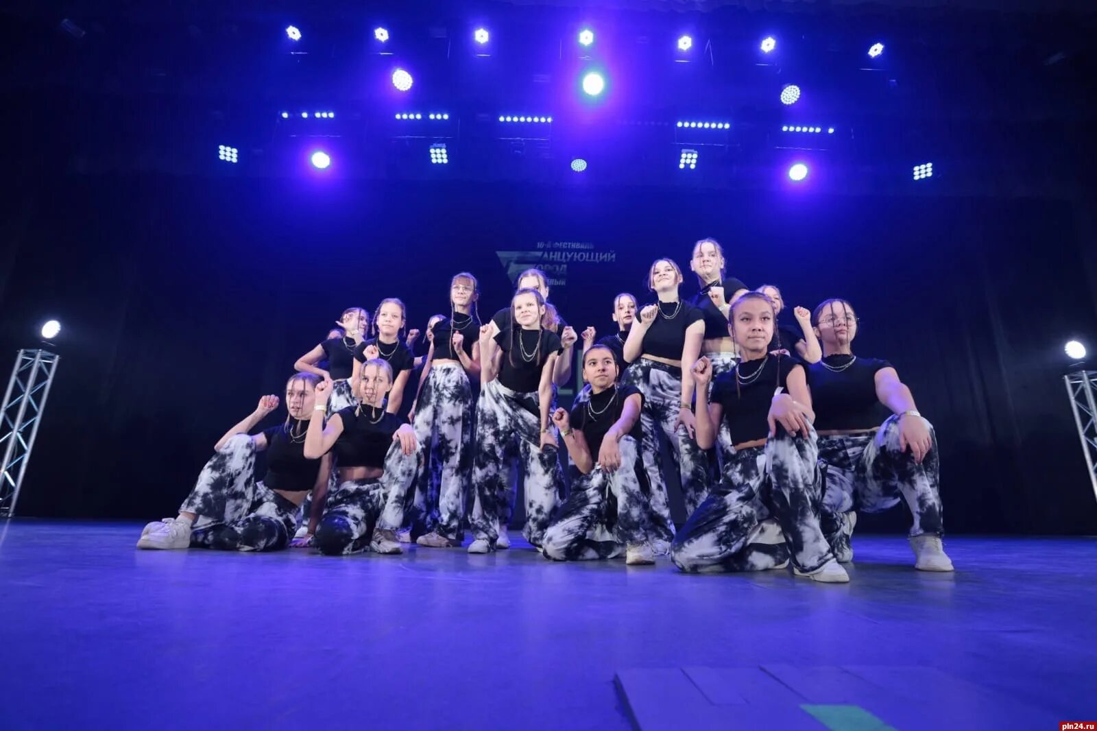 Танцующий город псков 2023. Танцующий город псков 2023. Танцы участники. Псков танцующий город 2022 сегодня. Танцующий город псков 2022 11 декабря.