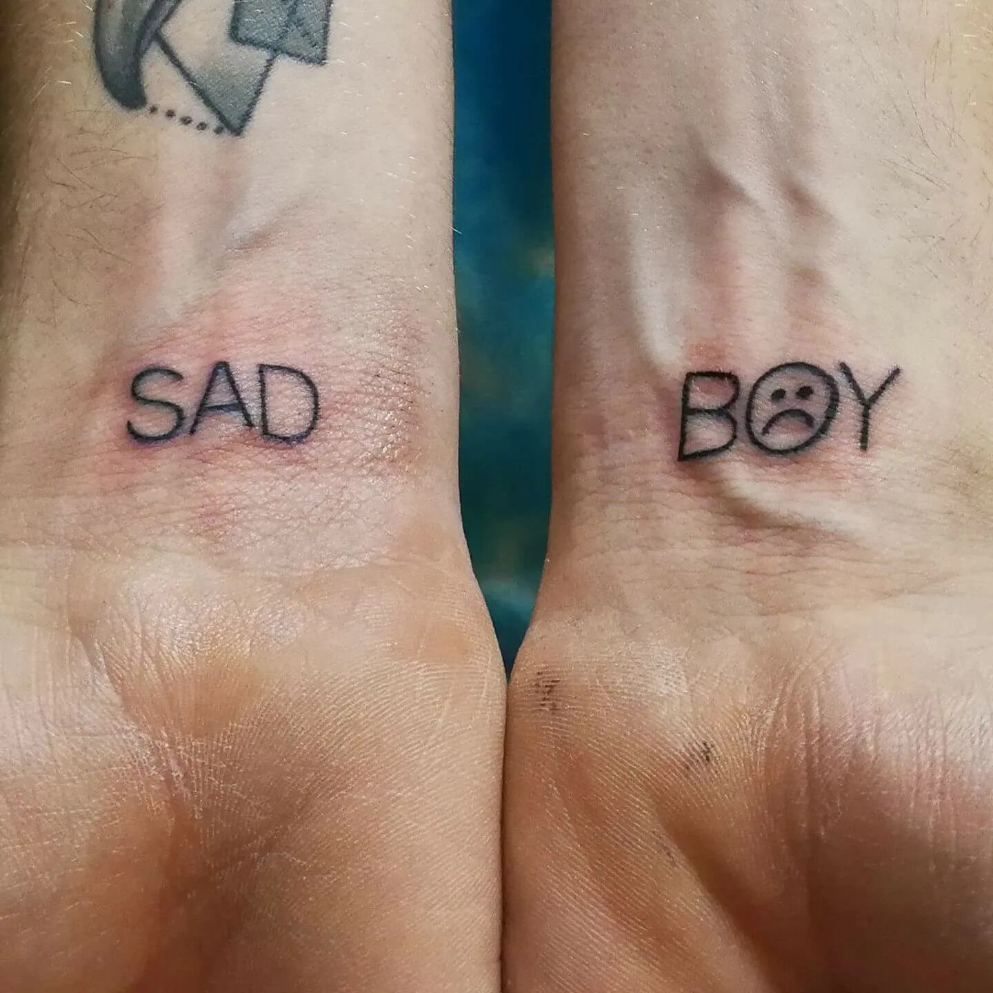 Тату руки тянутся к друг другу. Абстракция на кисть руки. Метка чужого из dishonored. Тату на кисти. Dishonored 2 метка чужого.