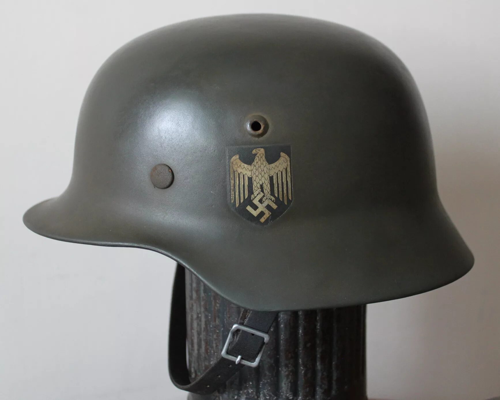 Купить германию 2. Шлем м36 Вермахт. Каска вермахта спереди. Каска вермахта м 33. Немецкие каски вермахта второй мировой войны.