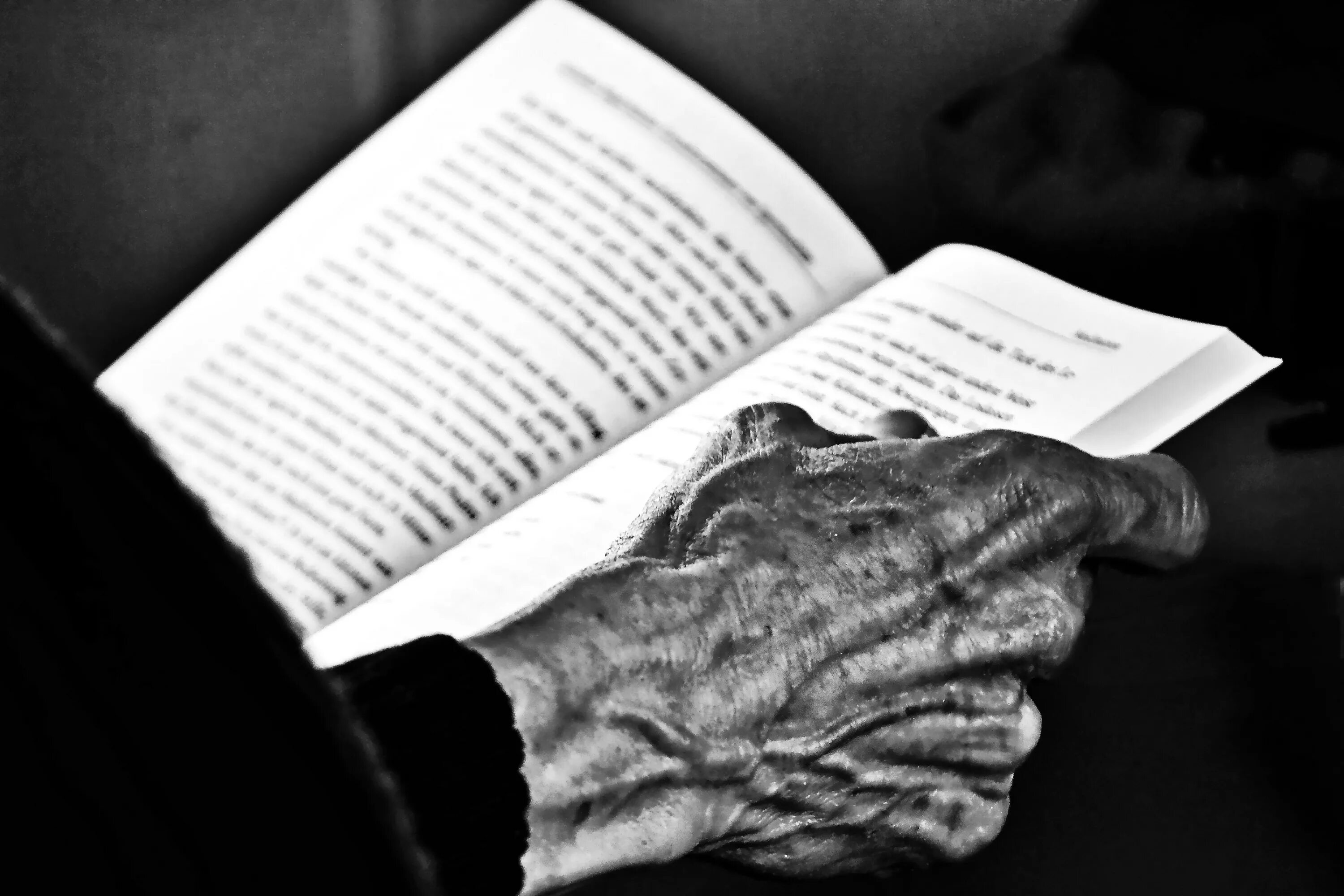 Руки писателей. Литература черно белая. Книга черно белая фотография. Книга в руках. Книжка в руках.