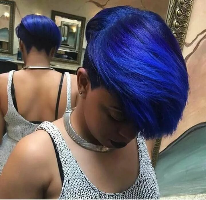 Глупый синий. Синий цвет на коротких волосах. Синий цвет волос на короткие волосы. Синее окрашивание волос на короткие волосы. Синие волосы короткая стрижка женская.