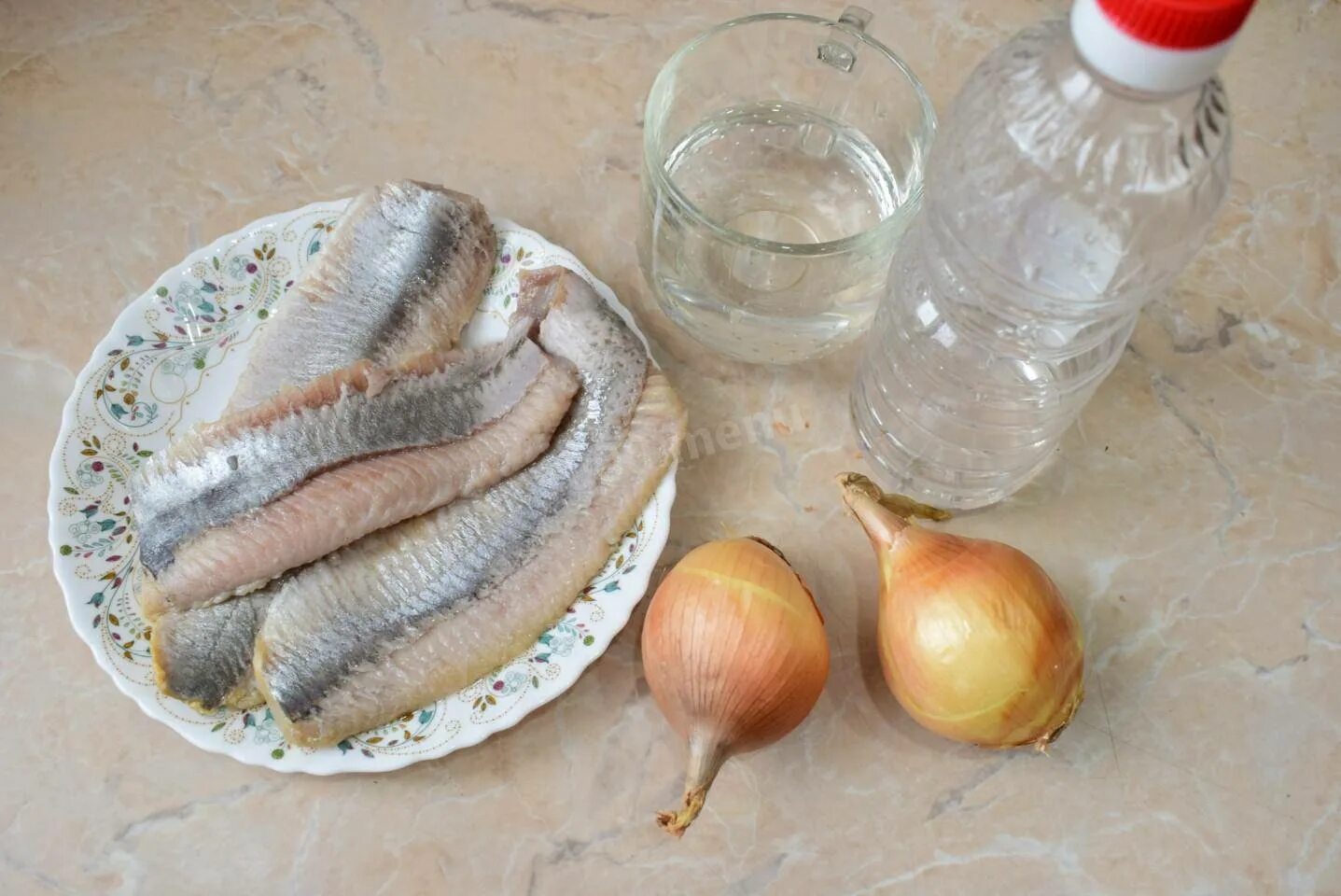 Как сделать селедку с уксусом. Селедка в уксусе. селёдка с уксусом и луком. сельдь с луком и уксусом. сельдь в уксусе.