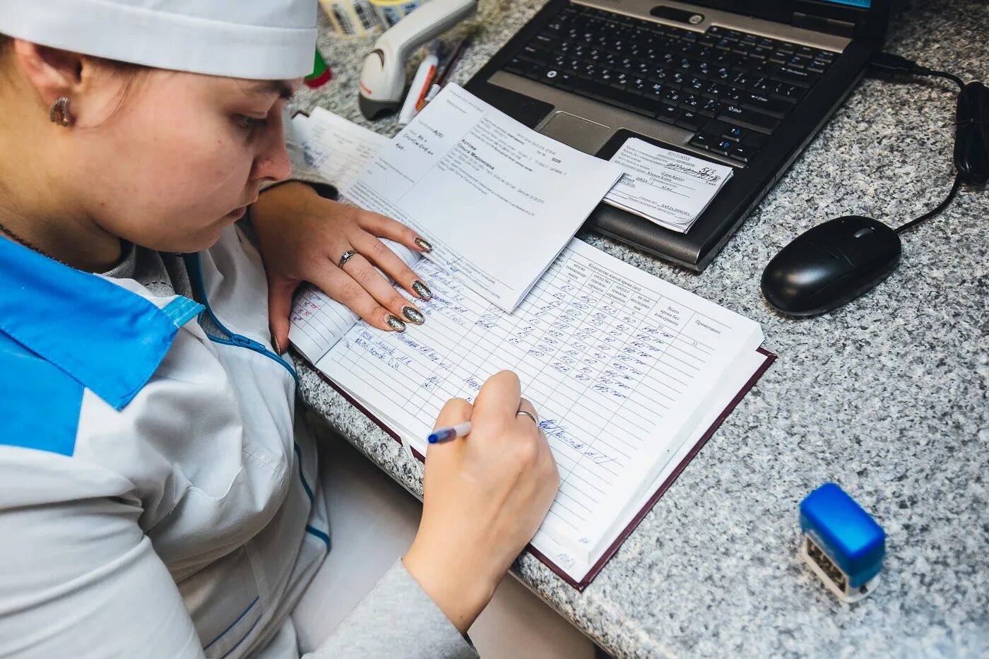 Врач выписывает таблетки. Выписывать все подряд. Медсестра заполняет. Записать все цифры. Выписывать все подряд.