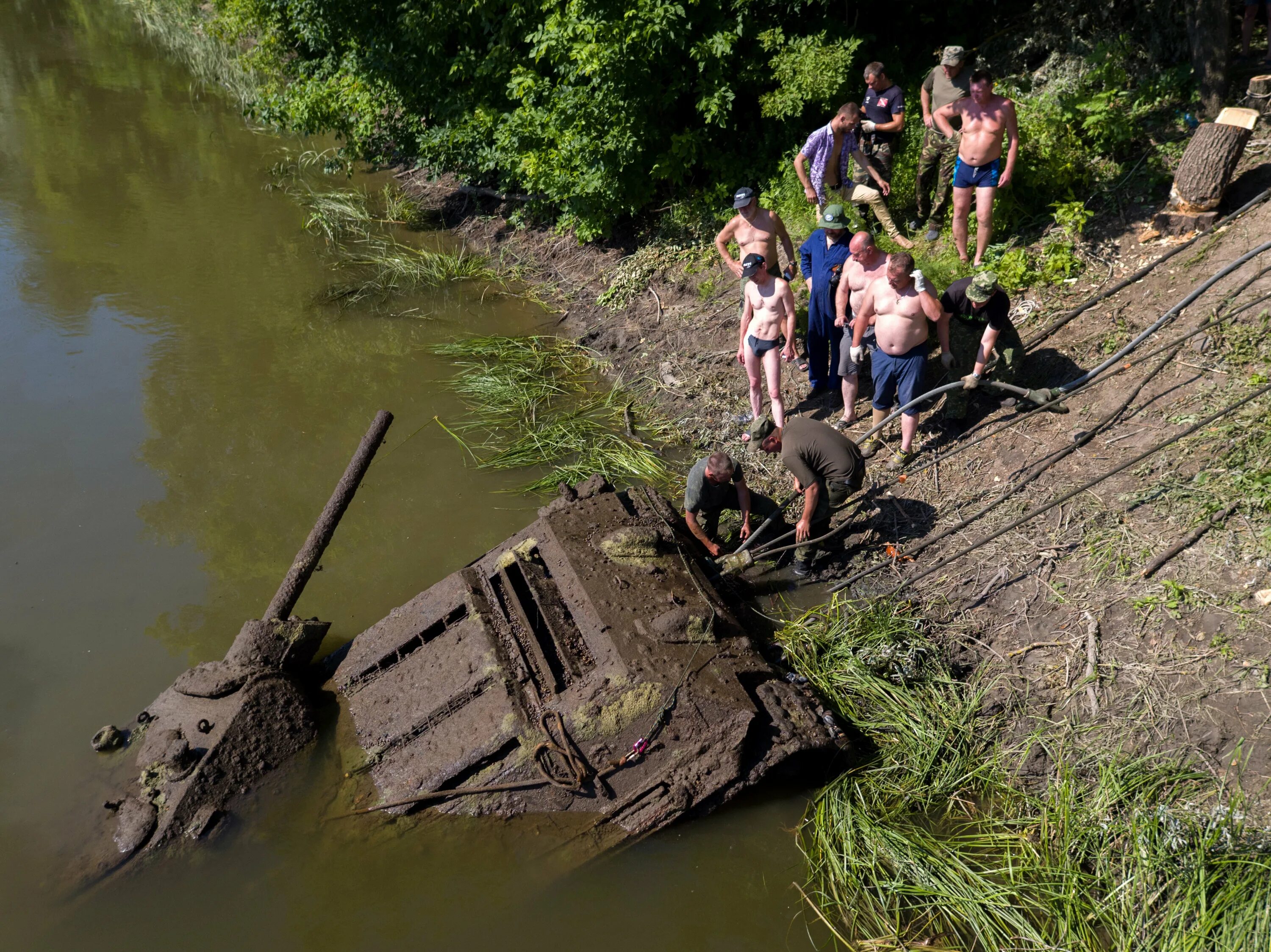 Мы перебрались через реку по зыбкому. Танк т-34 со дна Дона. Подъем танка т 34. Т 34 из реки Дон.