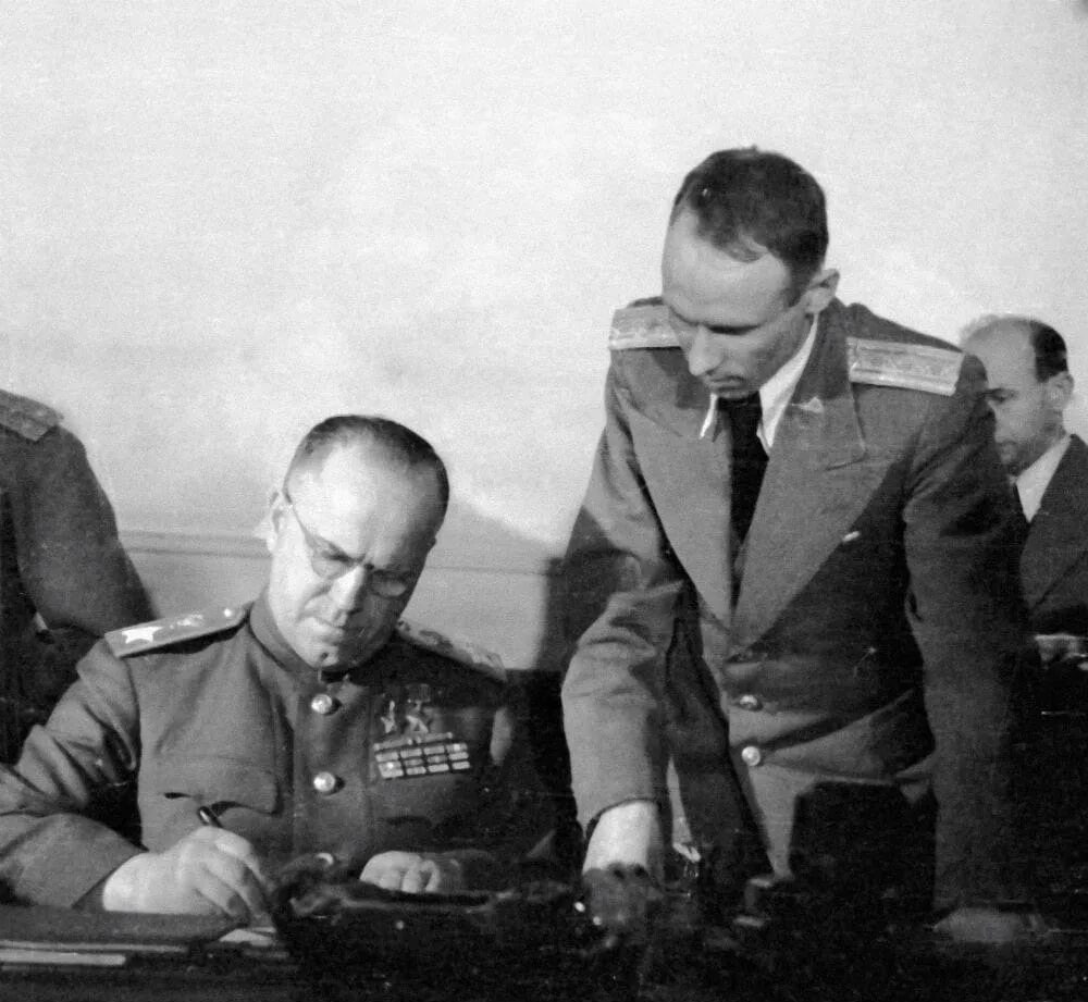 Фашистские маршалы. Жуков подписание капитуляции Германии 1945. Маршал Жуков капитуляция.