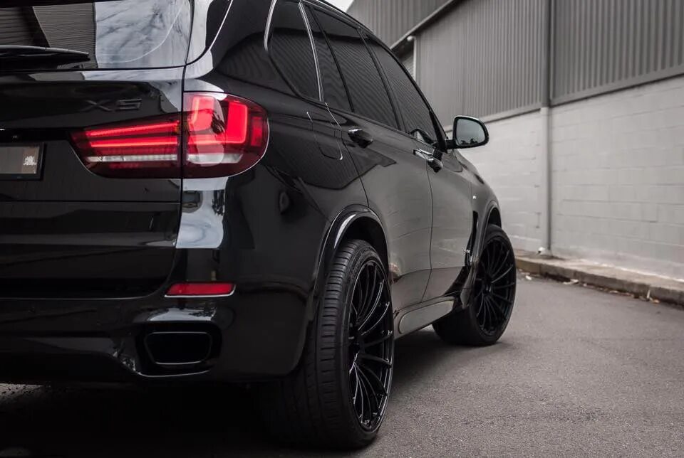 Диски бмв х5 ф15. Bmw x5 r21. 611 стиль bmw r20 f15. Bmw x5 f15 r22. Bmw x5m 2016.