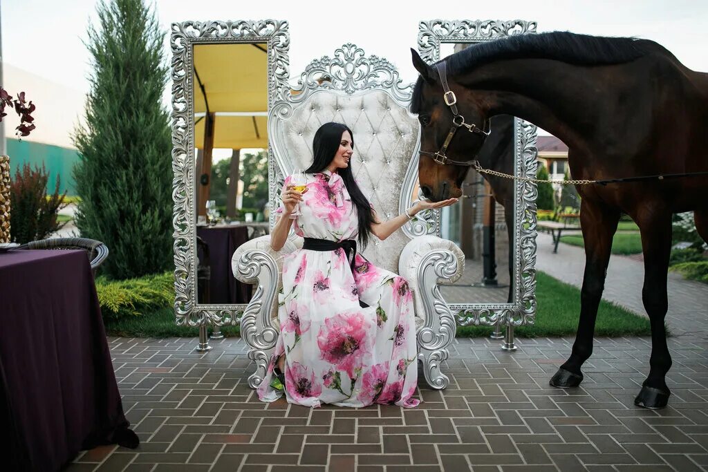 Спа голден хорс. Golden Horse Таганрог. Таганрог конно-спортивный клуб Golden Horse. КСК Голден Хорс Таганрог конюшни. Конный клуб Золотая лошадь Таганрог.