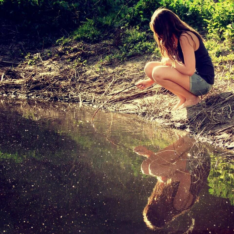 Pissing девушек. Отражение человека в воде. Отражение девушки в воде. Отражение девушки в луже. Отражение лица в луже.