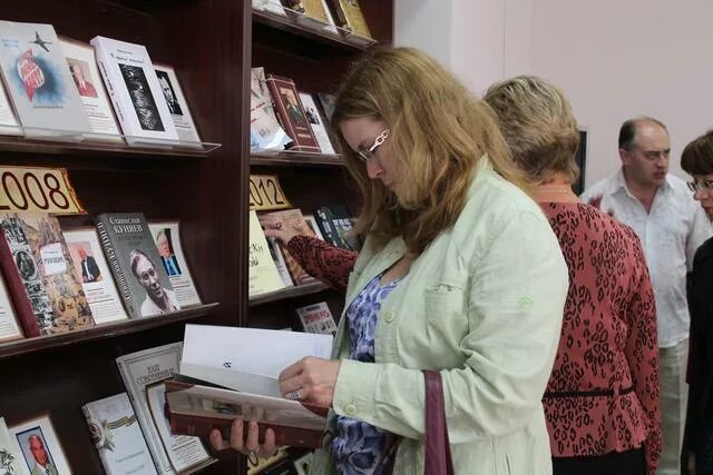 Белгородские библиотеки сайт. Работники библиотеки Белгорода. Управление культуры Белгородского района. Директор облбиблиотнки Белгород. Библиотека Белгород Попова.