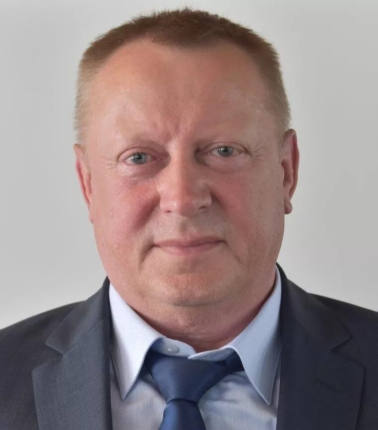 Черепякин артем александрович фссп. Человек в костюме за столом. Максимов анатолий николаевич. Аси кемерово генеральный директор. Руководитель к б н.