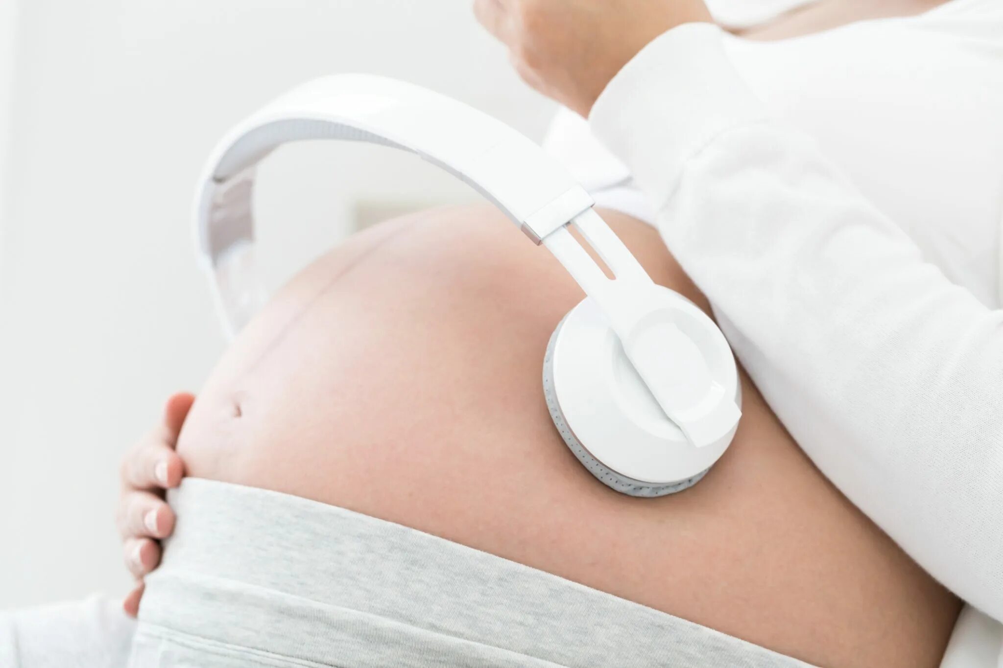 Музыка для малышей в животике. Наушники на беременной. Наушники на беременный живот.