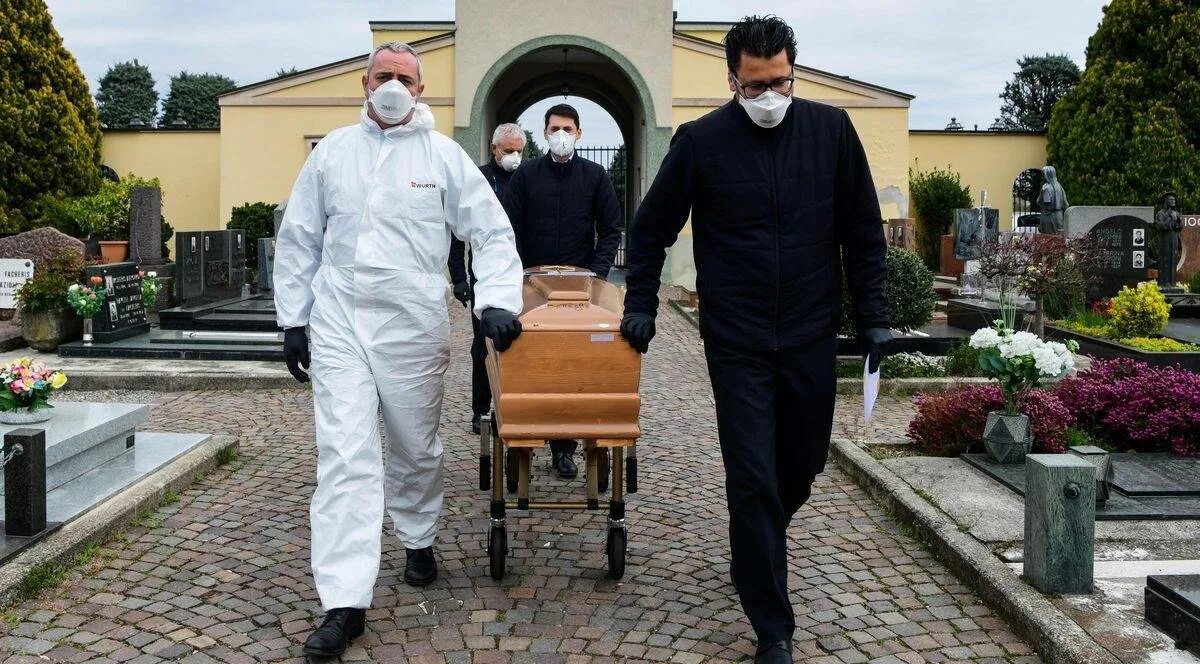 Италия люди умирают. Похороны от коронавируса в Италии. Гроб Италия. Италия коронавирус.