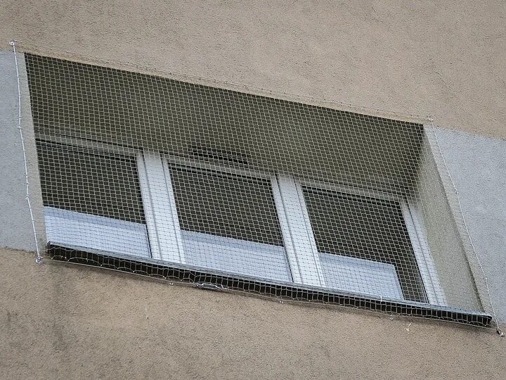 Сетка на балкон. Полимерная сетка для балкона. Защитная сетка на балкон. Сетка от птиц на балкон. Сетка на лоджию