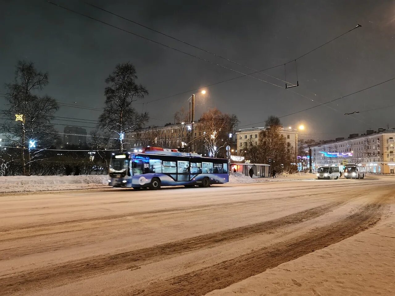 Автобусы мурманск. Автобус 18 в мурманске. Троллейбус мурманск. Мурманск автобус 2000. Общественный транспорт мурманск.
