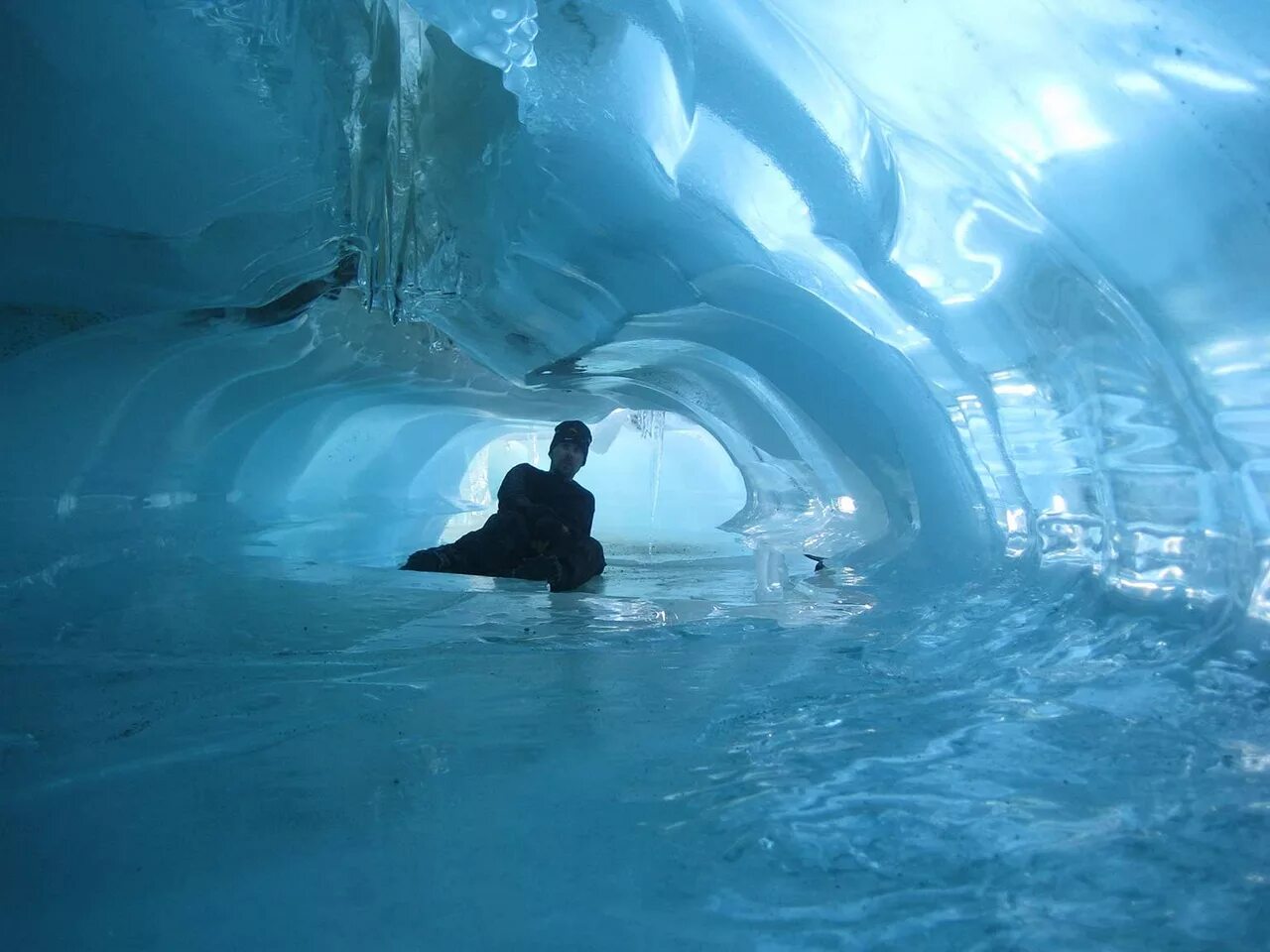 Ледяные пещеры вулкана Эребус. Эребус Антарктида. Ледяная пещера в Арктике. Ледяные пещеры в Антарктиде. Под ледовый