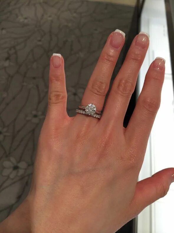 Мужское обручальное кольцо на пальце. Керамические свадебные кольца. Парень надевает кольцо девушке. Сон надевать кольцо на безымянный палец. Колечко на пальце обручальное.