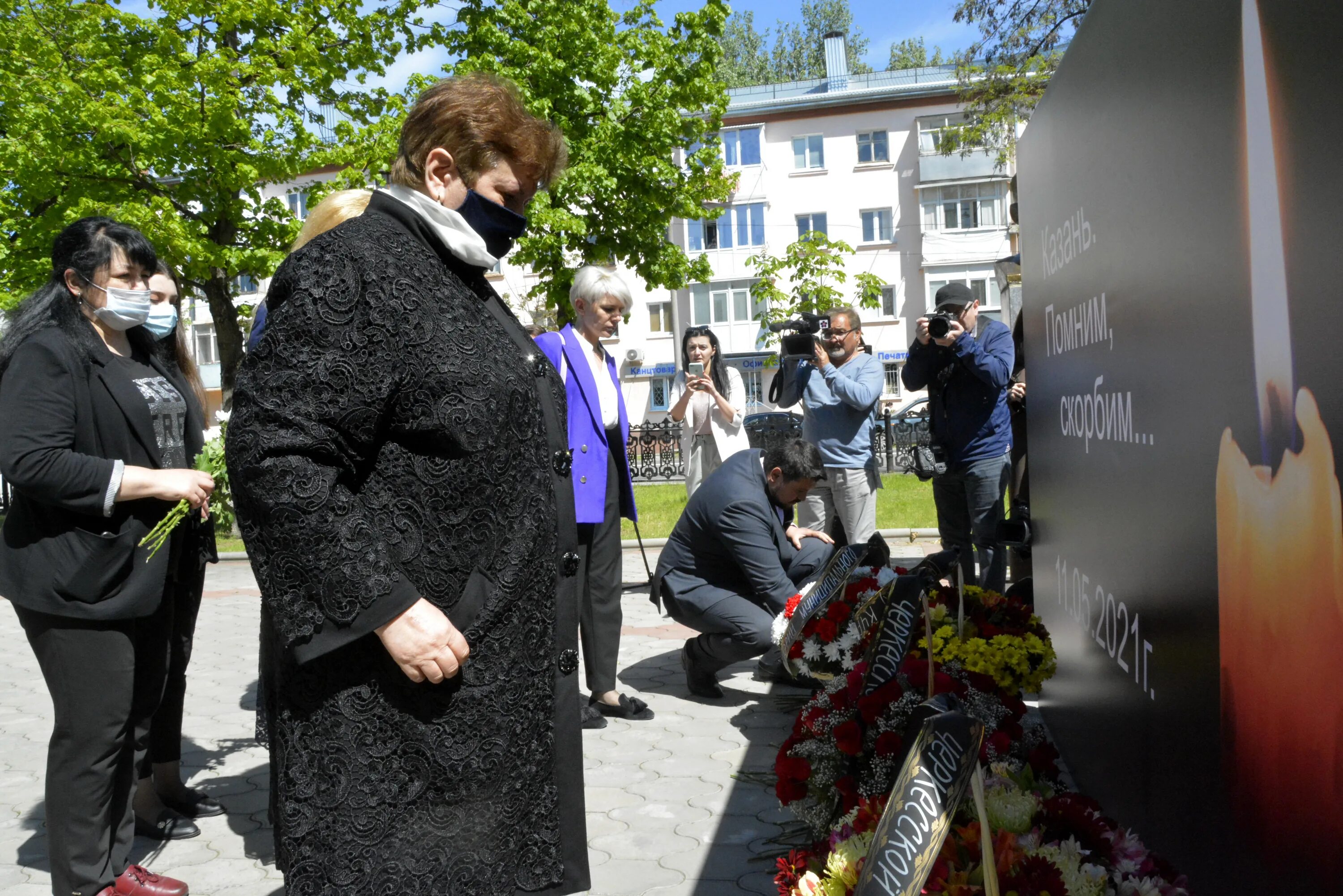 Сегодня объявлен день траура. Гимназия 175 Казань траур. Похороны погибших учеников гимназии №175. Спустя год почтили память о погибших в гимназии.