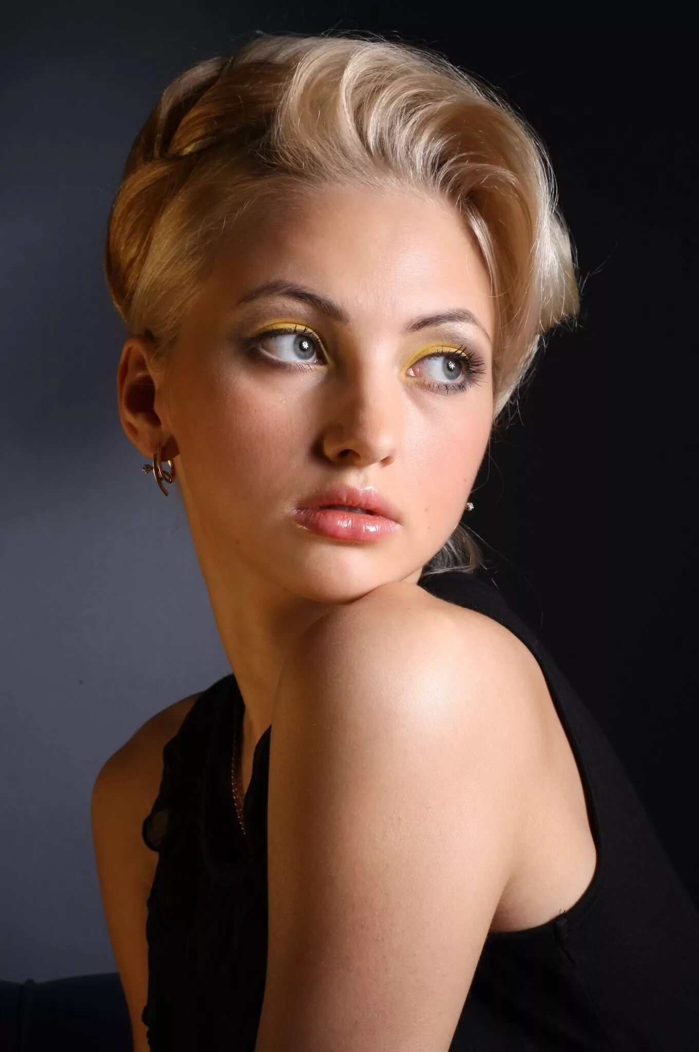 Анастасия астраханцева. Дарья вербова 2022. Девушка профессиональная съемка. Александр виноградов фотограф. Фотопортрет.