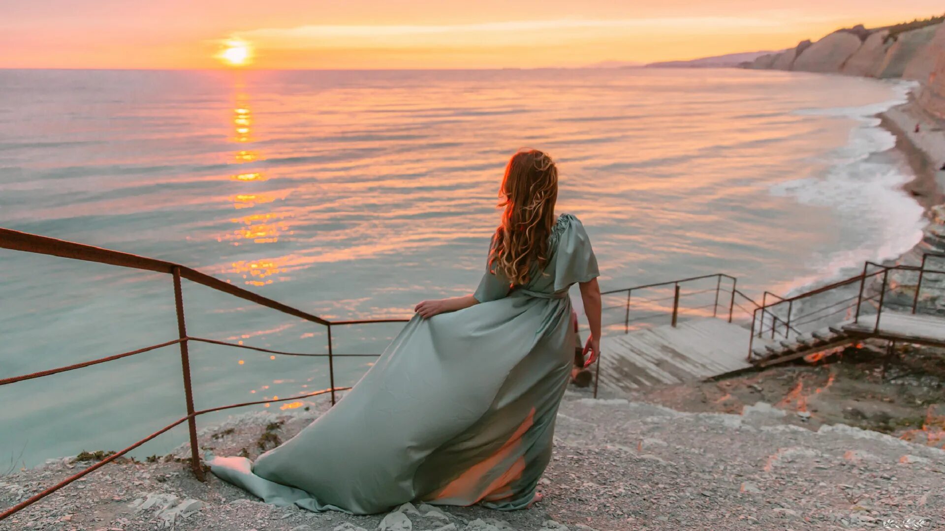 Девушка на берегу моря. Девушка на берегу моря. Фотосессия на море. Девушка на берегу моря. Девушка-море.