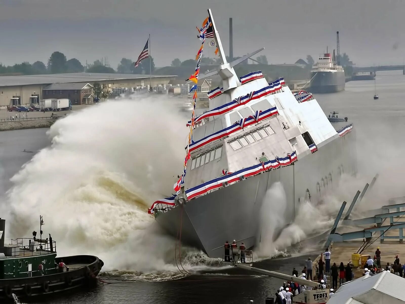 Судно видео. Спуск корабля на воду. Корабль спускают на воду. Крупные крушения кораблей. Столкновение кораблей.