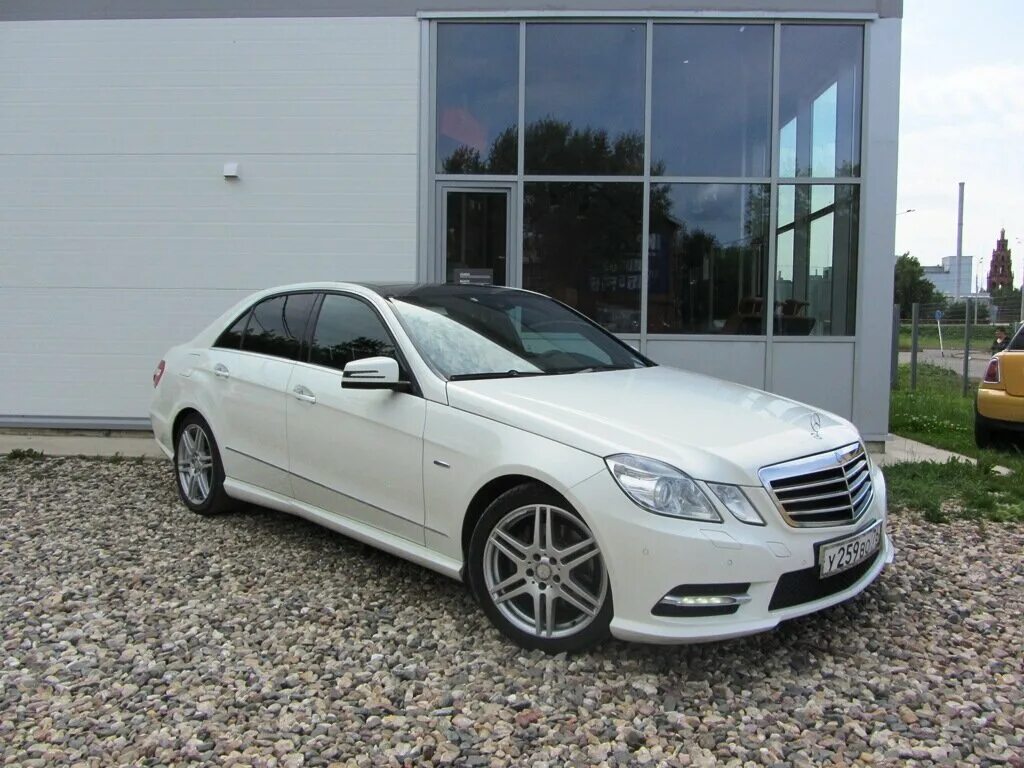 Мерседес е 2012. Mercedes e class 2012 белый. Mercedes e300 2012. Мерседес е300 2012 белый.