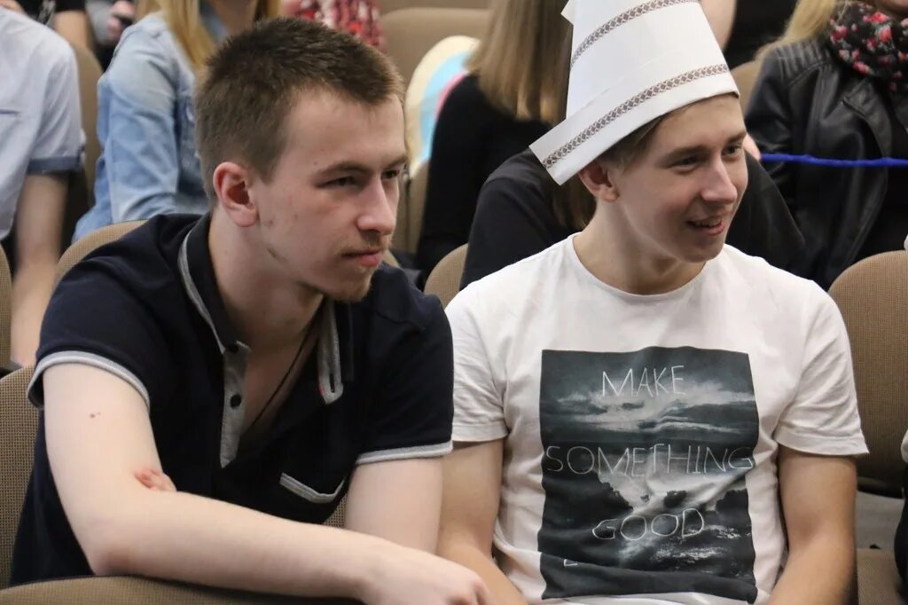 Мисис выкса. Спит на паре. Девушки студентки. Фортунатов мисис выкса. Школьный буллинг.