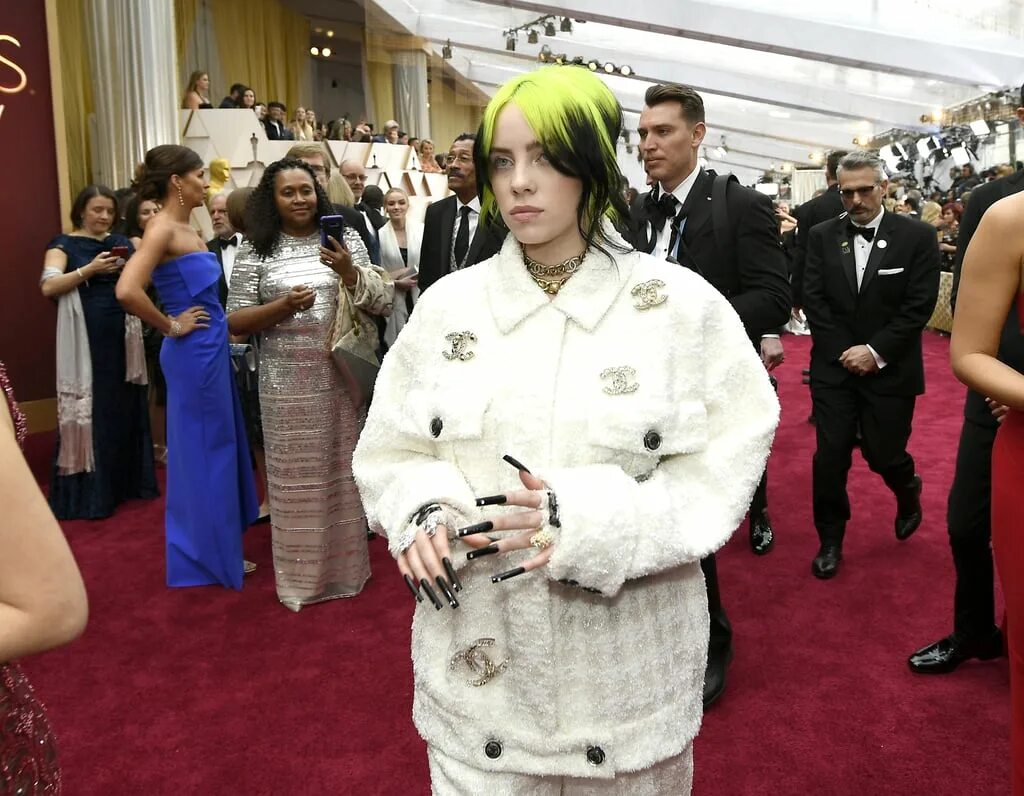 Billie eilish oscar. Билли Айлиш Оскар 2020. Билли Айлиш на красной дорожке 2021. Билли Айлиш на ковровой дорожке. Billie Eilish красная дорожка.