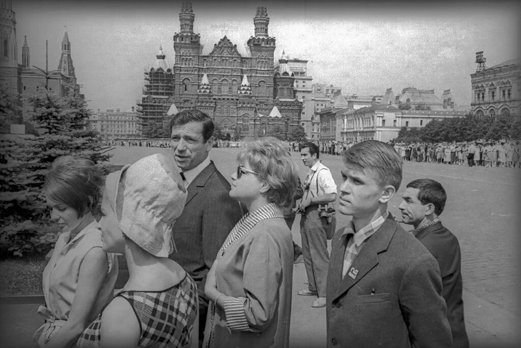 1963 год словами. Ив Монтан в Москве в 1963. Ив Монтан в СССР 1956. Ив Монтан в Москве в 1956 году.
