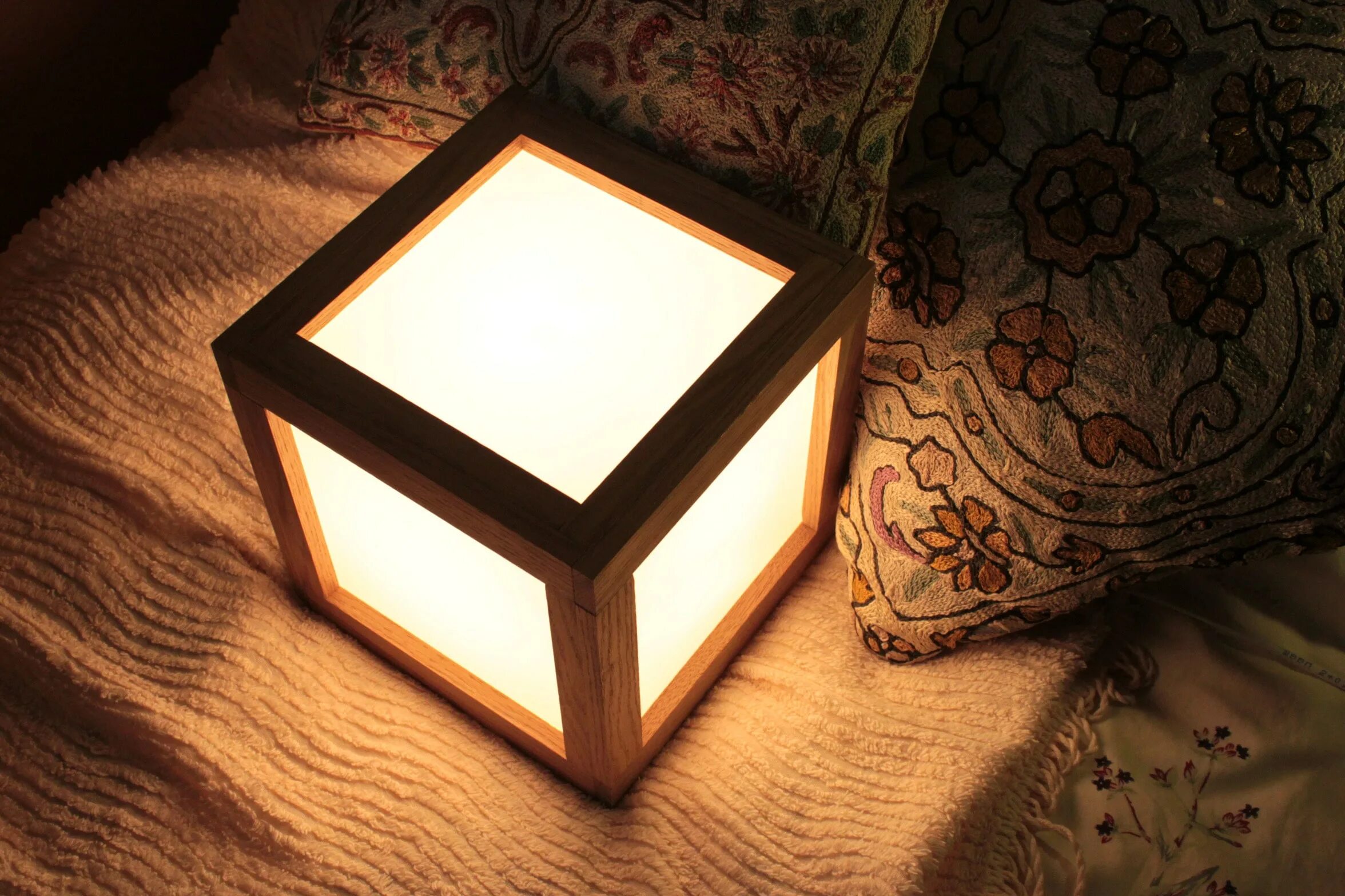 Светильник квадратный деревянный. Самодельный светильник. Светильник настольный квадратный. Светильник деревянный куб. Самодельный куб