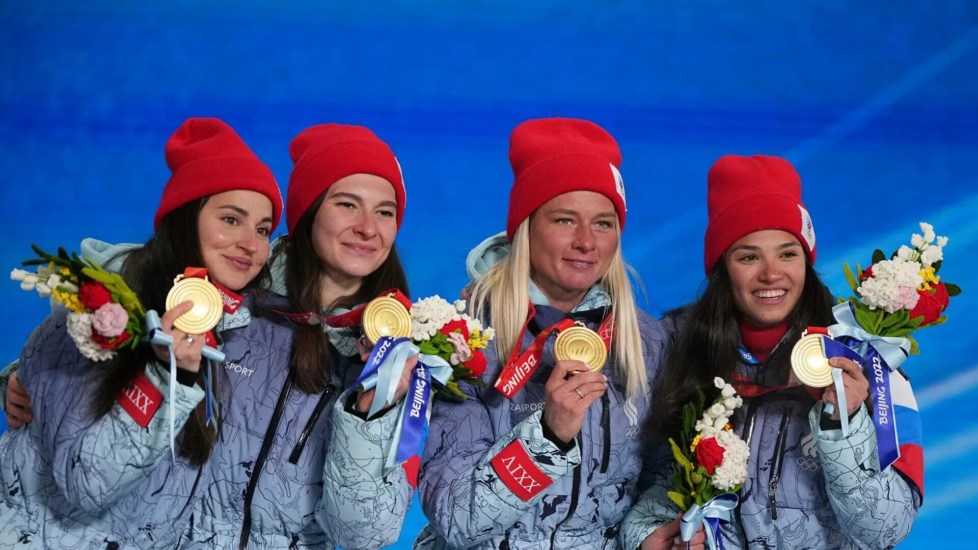 Церемония награждения спорт. Церемония награждения спорт. Пьедестал победителей. Букеты для награждения спортсменов. Пьедестал олимпийских игр.