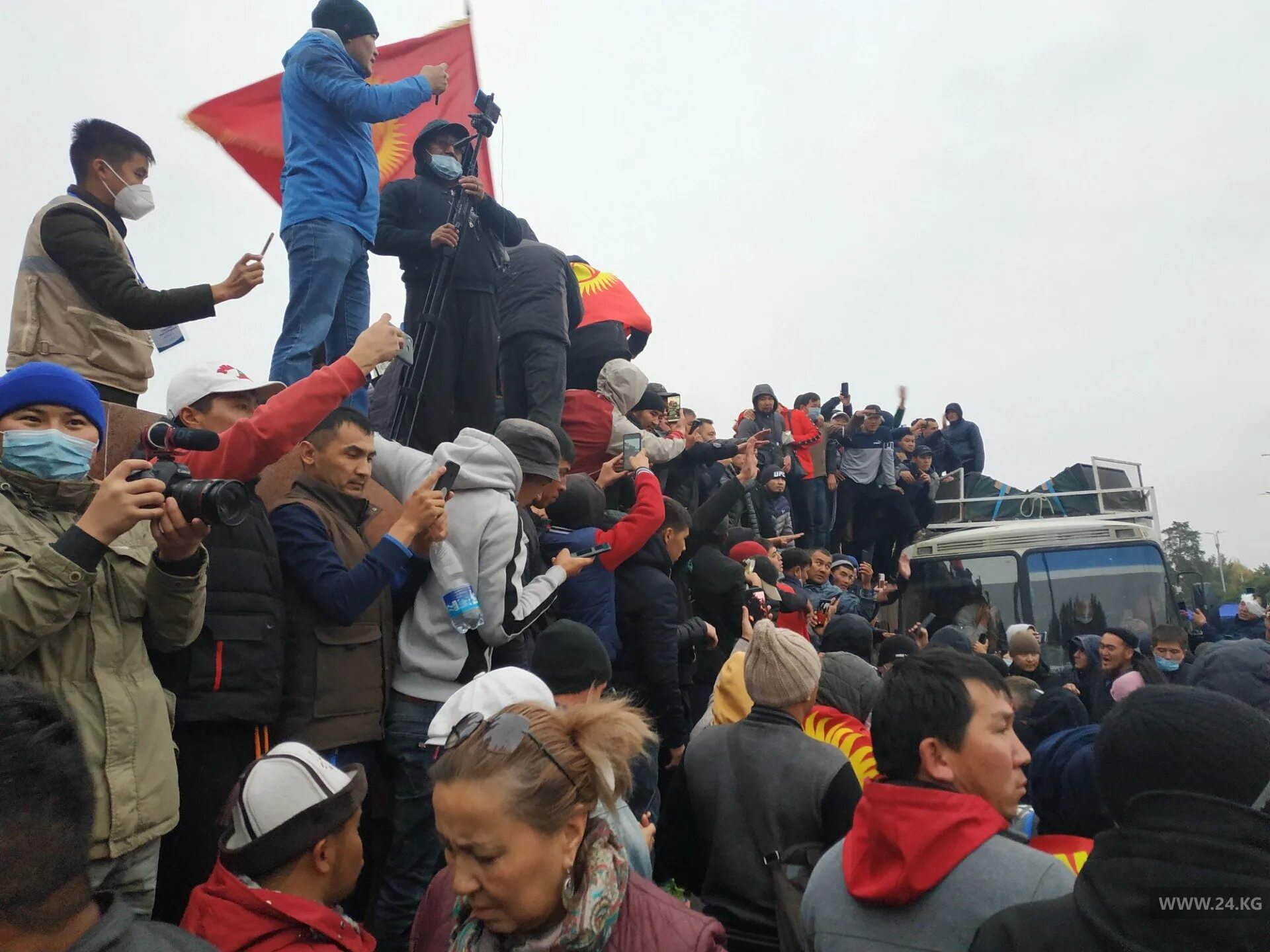 События 6 октября. Садыр Жапаров митинг. Государственный переворот в Киргизии. Митинг Кыргызстан. Митинг 5 октябрь Садыр Жапаров.