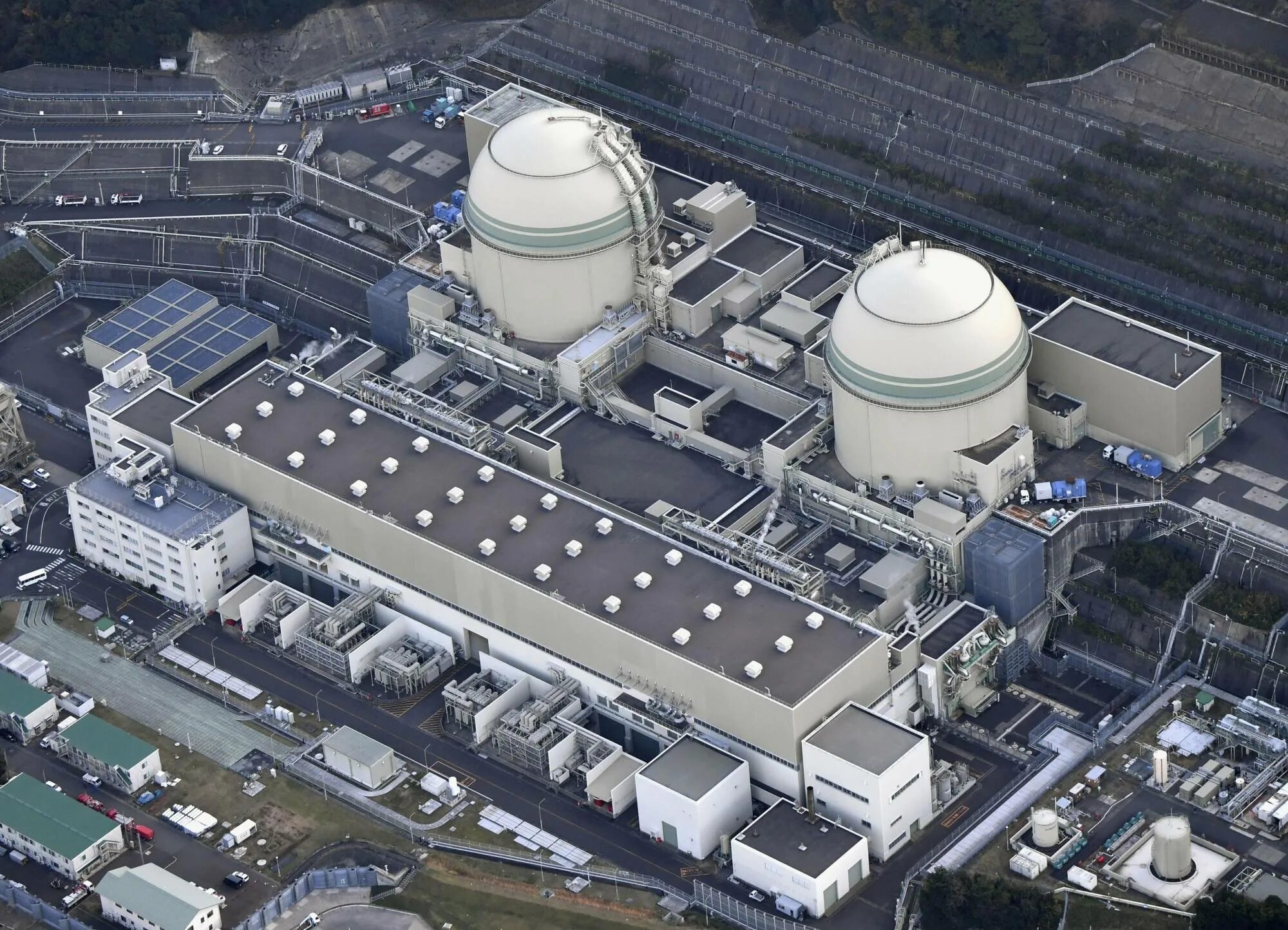 Останов аэс. АЭС Такахама. Атомный реактор в Японии. Реактор 4 энергоблока ЧАЭС. Крышка реактора 4 энергоблока ЧАЭС.
