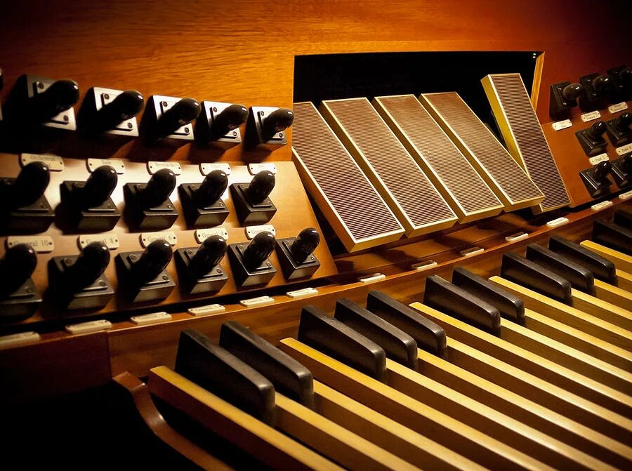 Ремонтный орган. Педальная клавиатура органа. Ножная клавиатура органа. Орган музыкальный инструмент. Пелальная клавиатура орган.
