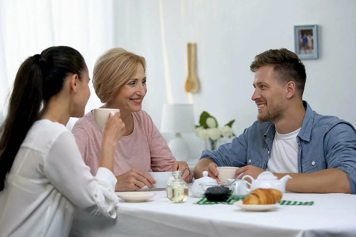 Теплые отношения со свекровью. Свекровь и невестка фото. Свекровь и невестка чаепитие. Мать и дочь за столом. Чаепитие пожилые.
