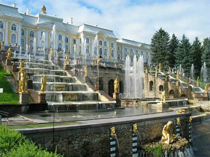Дворцы пригородов петербурга петергоф. Петродворец в санкт-петербурге. петергофский дворец в санкт-петербурге. парк фонтанов в петергофе.